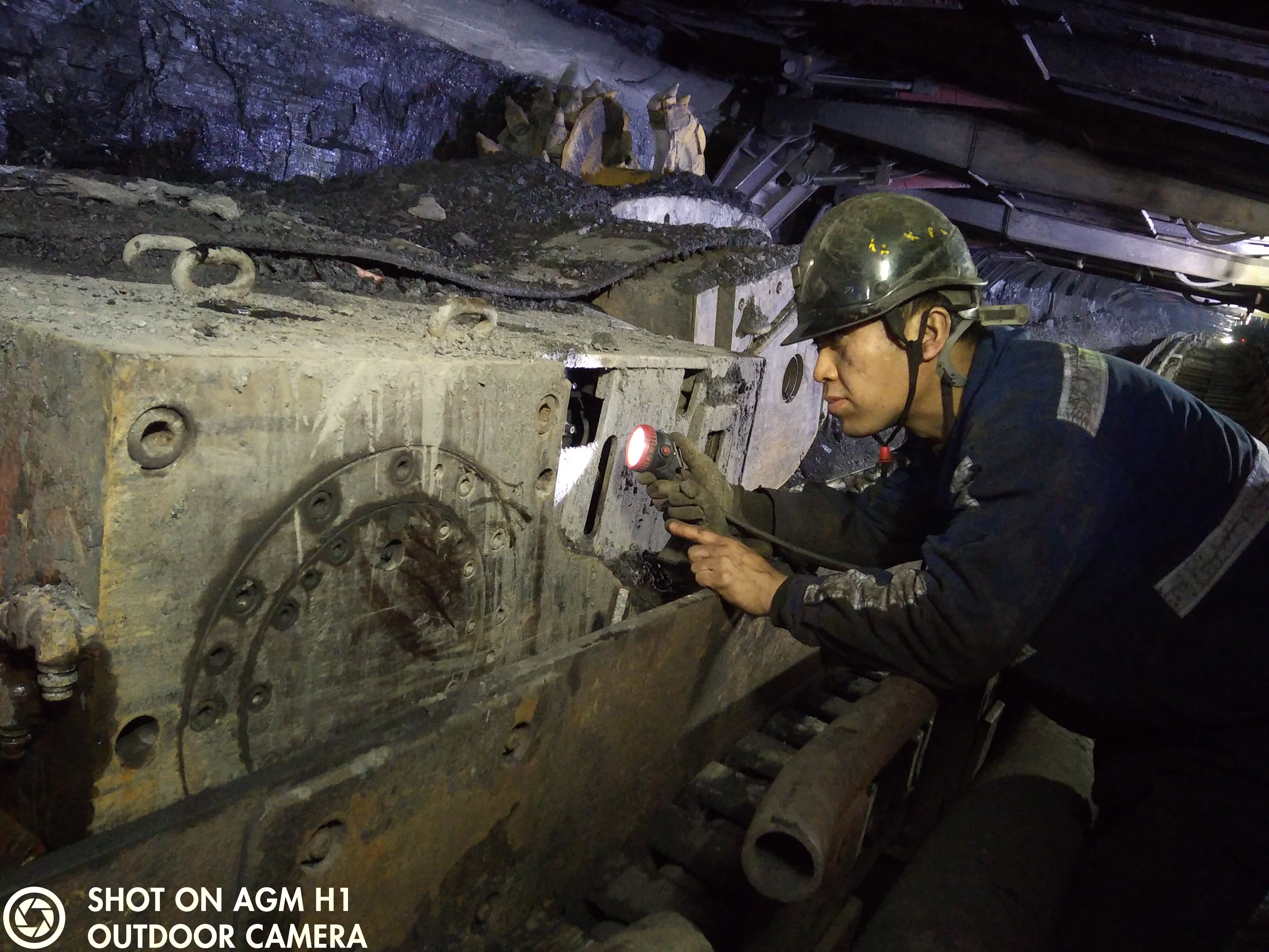 0点20分，煤机磨练工武艳龙检查煤机油脂    张锋摄.jpg