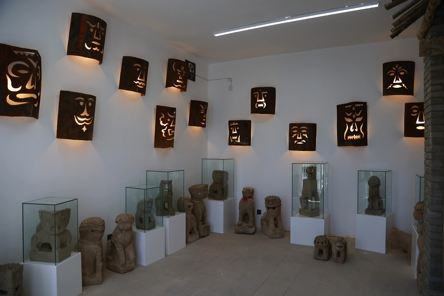 石镇物展厅及铁艺面具.jpg