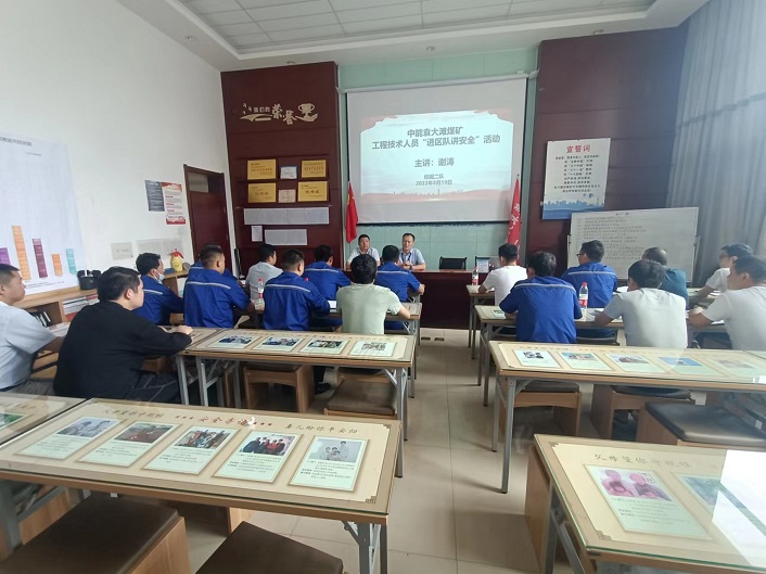 生产矿长谢涛在掘二队讲清静  贺宝园摄.jpg