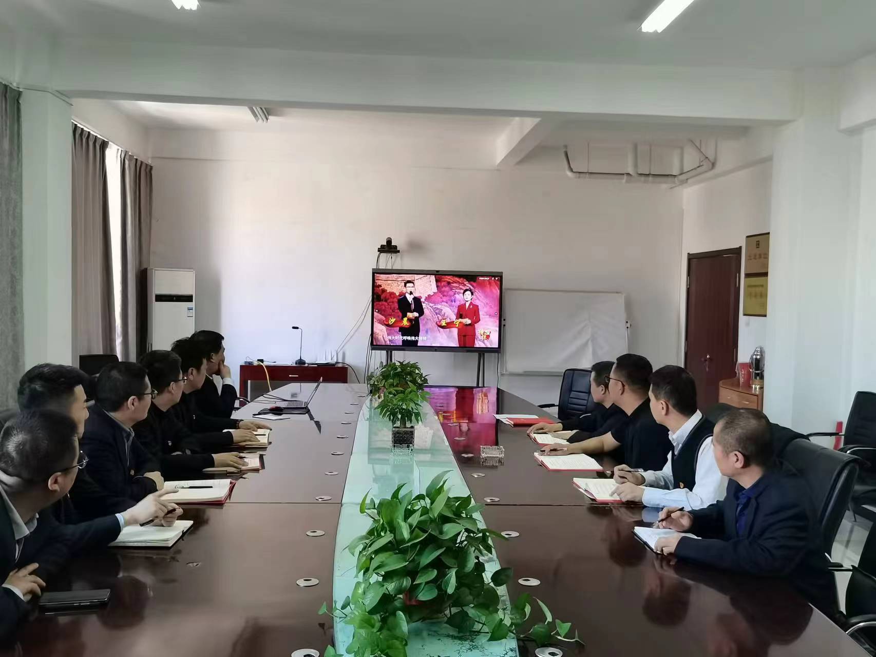 图1：：组织党员干部寓目《模范7》   尚波波提供.jpg