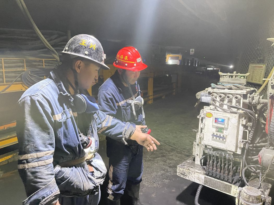 拍摄：任兴林  检查钻机运转情形.jpg