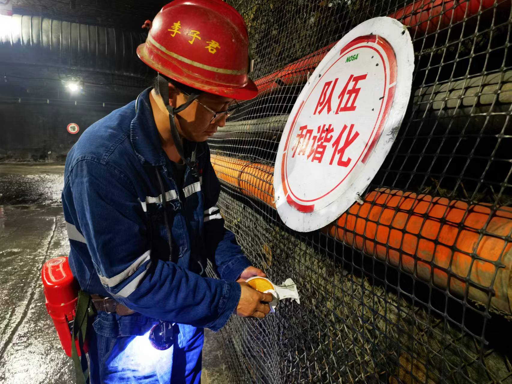 拍摄：：任兴林   党员处理隐患.jpg