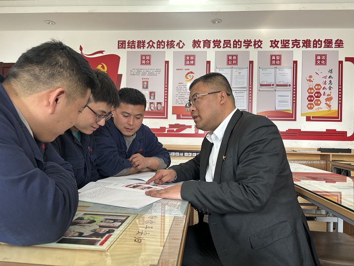 支部书记解说“清廉K8官网” 王宇宵摄.jpg