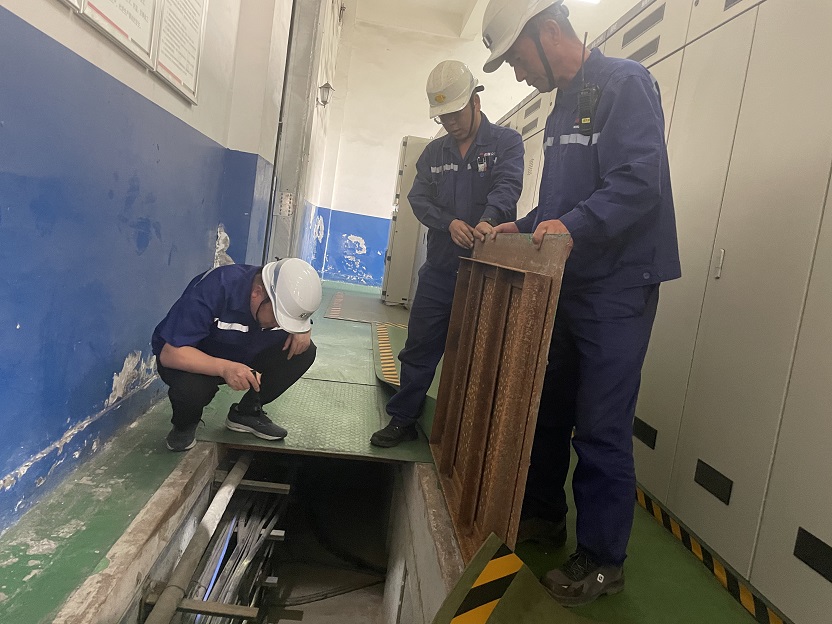 图四   排查隐患，，，确保清静 K8官网煤矿生产运营公司袁大滩选煤厂  万小波  提供.jpg.jpg